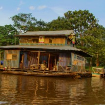 Swimming house close to Leticia